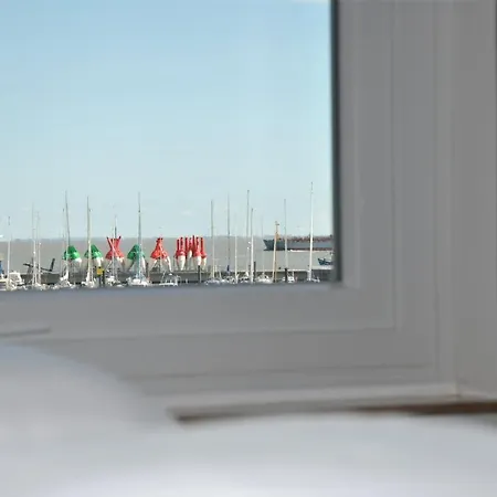 Lotsenkajuete Mit Seesicht * Cuxhaven