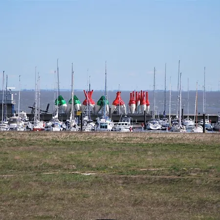 Lotsenkajuete Mit Seesicht * Cuxhaven